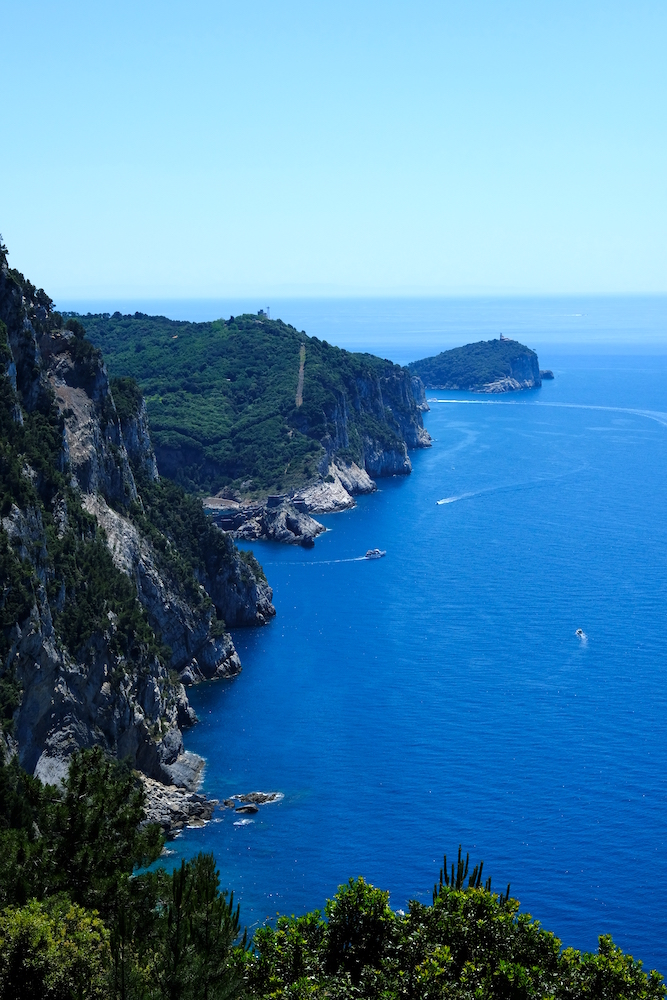 In lontananza, visto dal borgo di Campiglia: l'isola di Palmaria.