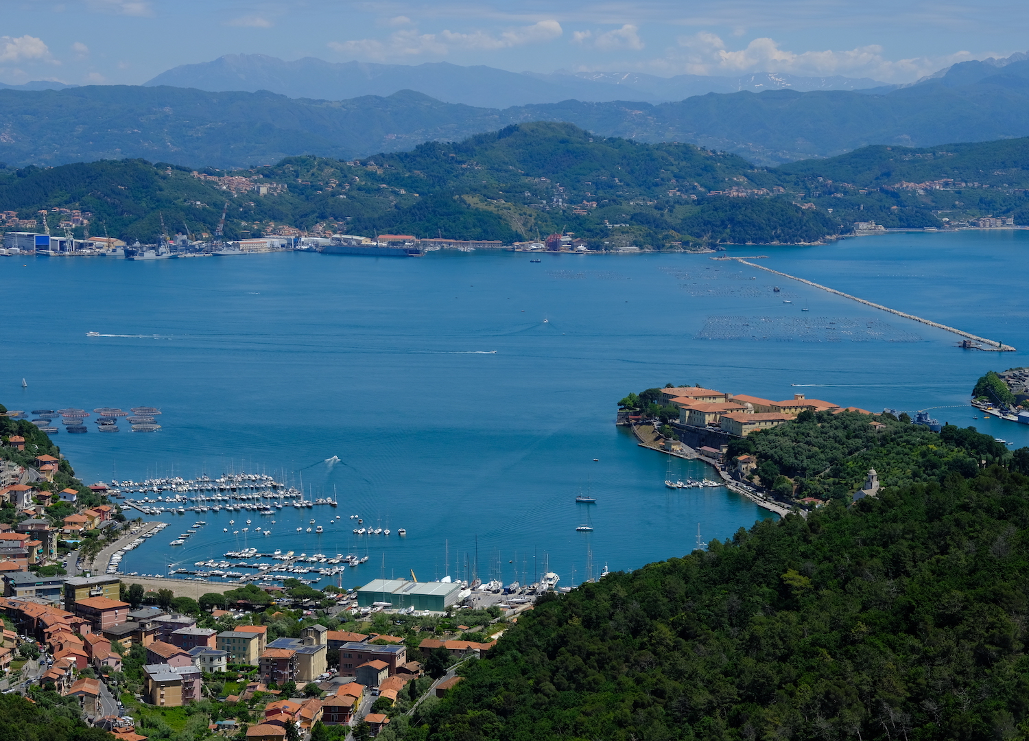 Il golfo di La Spezia, con le Alpi Apuane come sfondo.