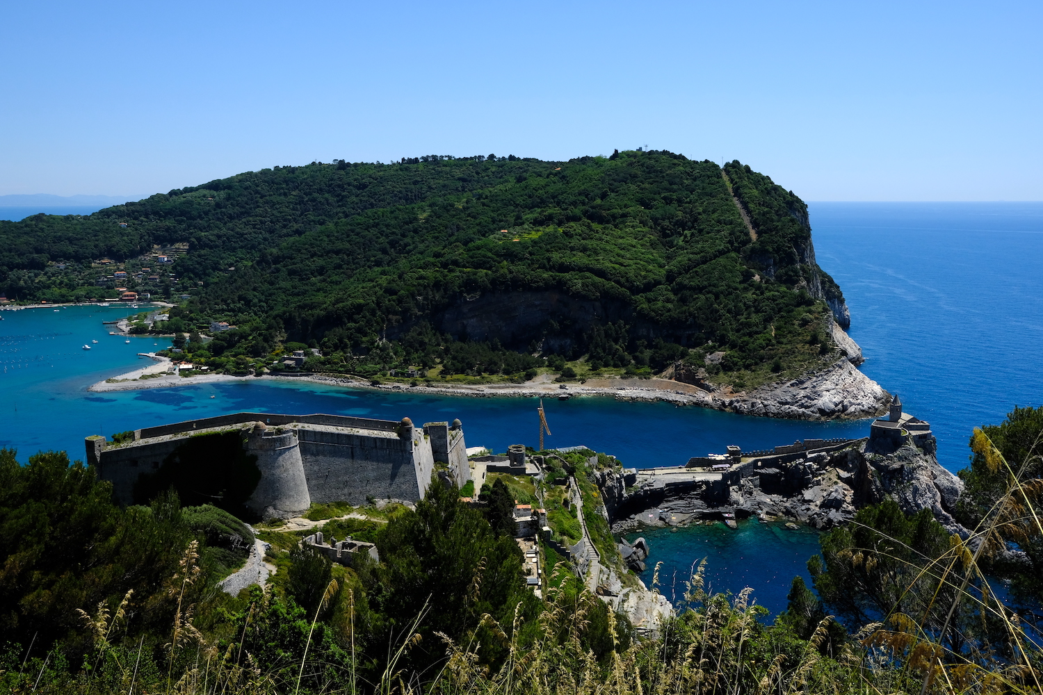 I superlativi colori del mare che bagnano Portovenere e l'isola Palmaria.