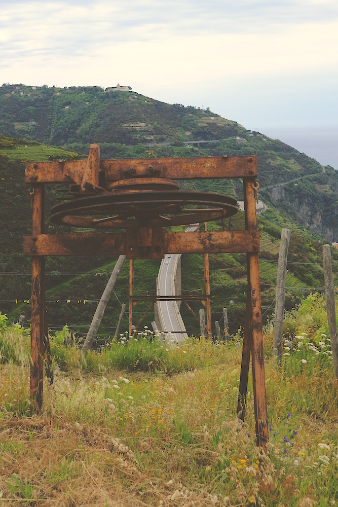 Vecchia teleferica usata per trasportare del materiale sulle colline adiacenti a Riomaggiore.