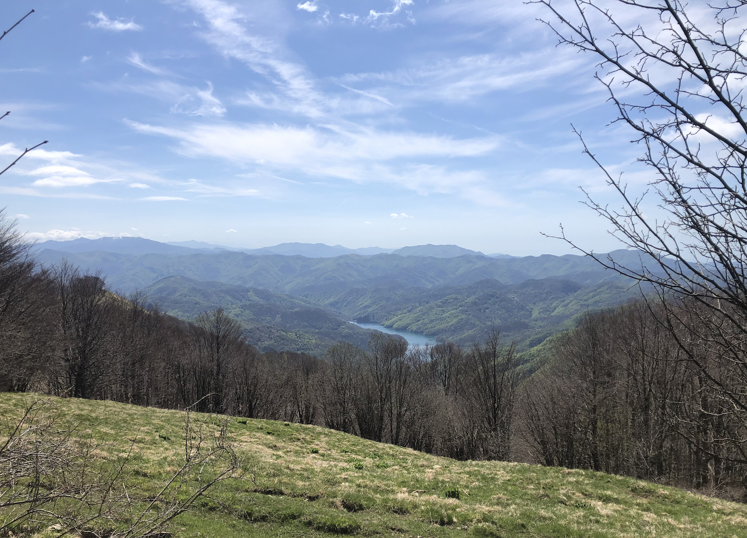 In fondo alla valle si vede il lago del Brugneto.