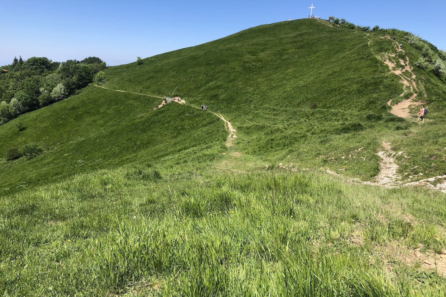 La rotonda vetta del monte Antola, con la simbolica croce posta sulla cima.