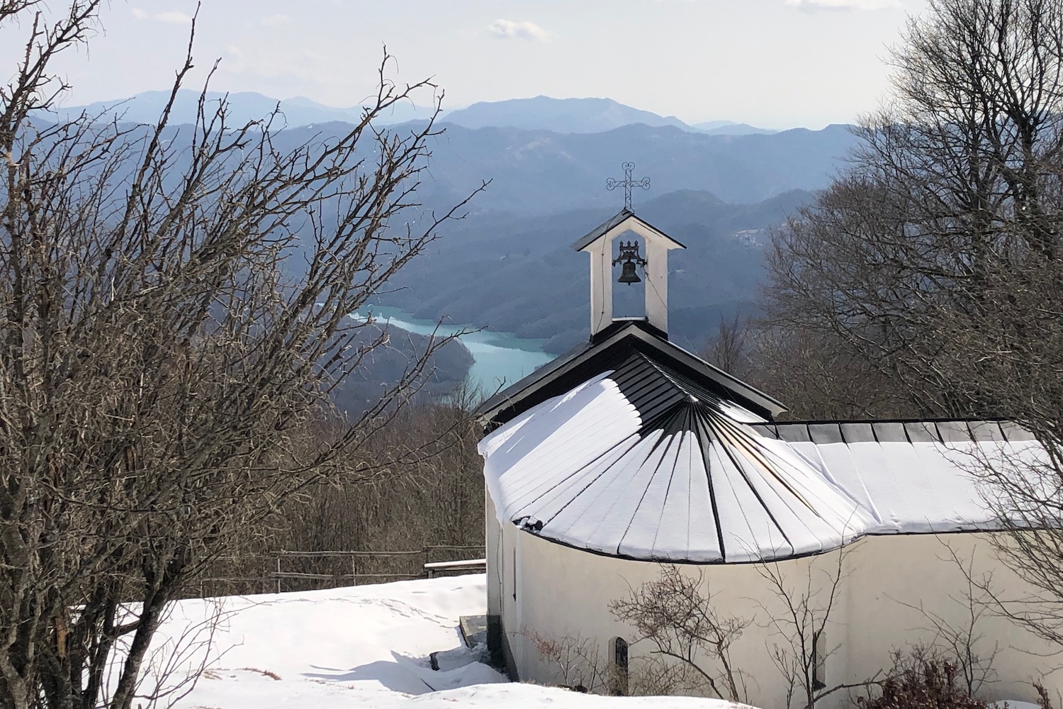 La cappelletta del Sacro Cuore sul monte Antola.