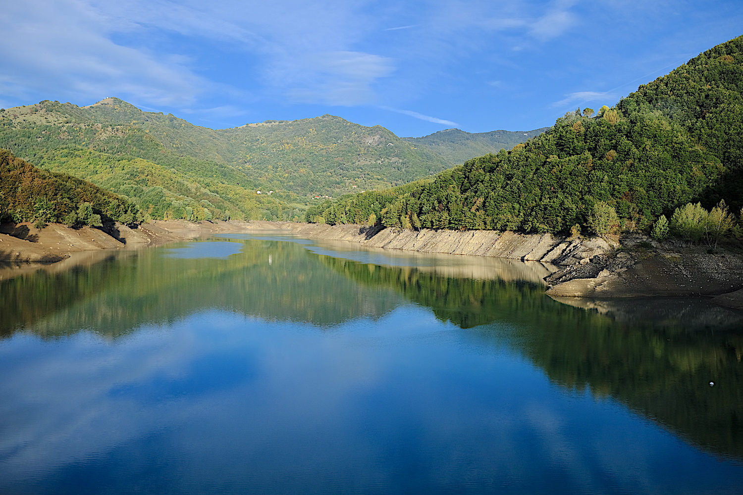 I boschi del parco Antola che si rispecchiano nel lago del Brugneto.