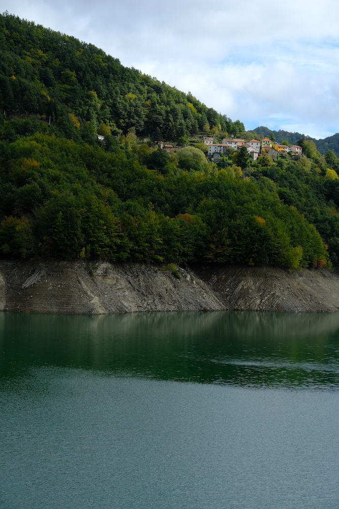 Il borgo di Fontanasse nascosto tra la vegetazione.