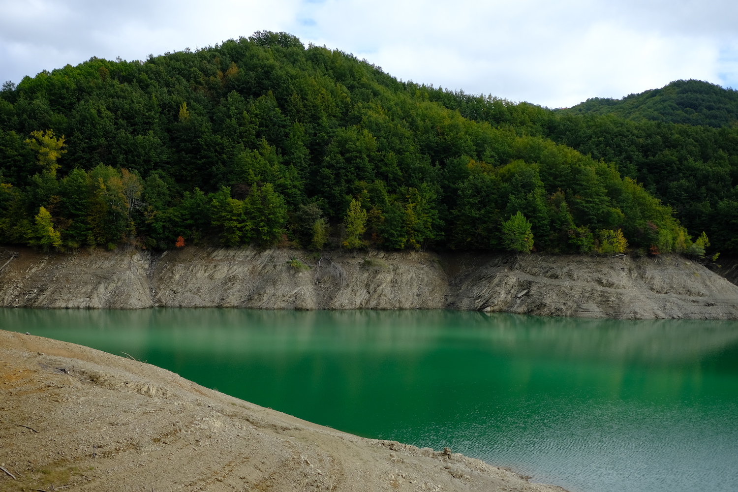 Nel 2022 la siccità si è fatta sentire anche qui. Lo 0 idrometrico del lago del Brugneto quasi 