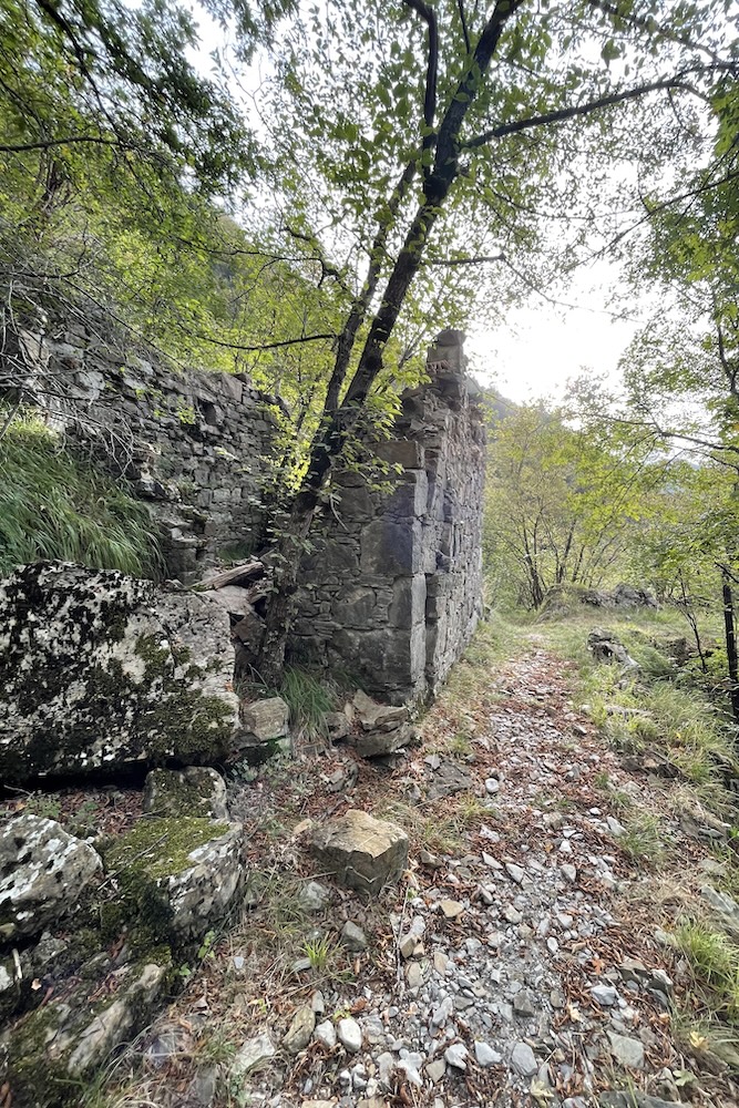 Ruins near Casoni della Scurtega.