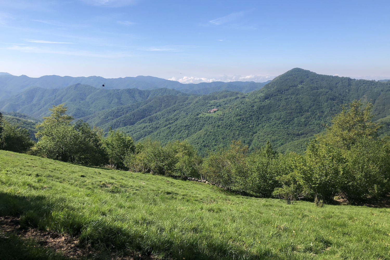 Uno degli innumerevoli borghi contadini del parco del monte Antola, circondato da fitte foreste.