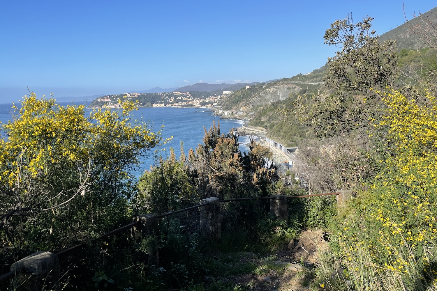 La vista verso ponente da via Luigi Gainotti.