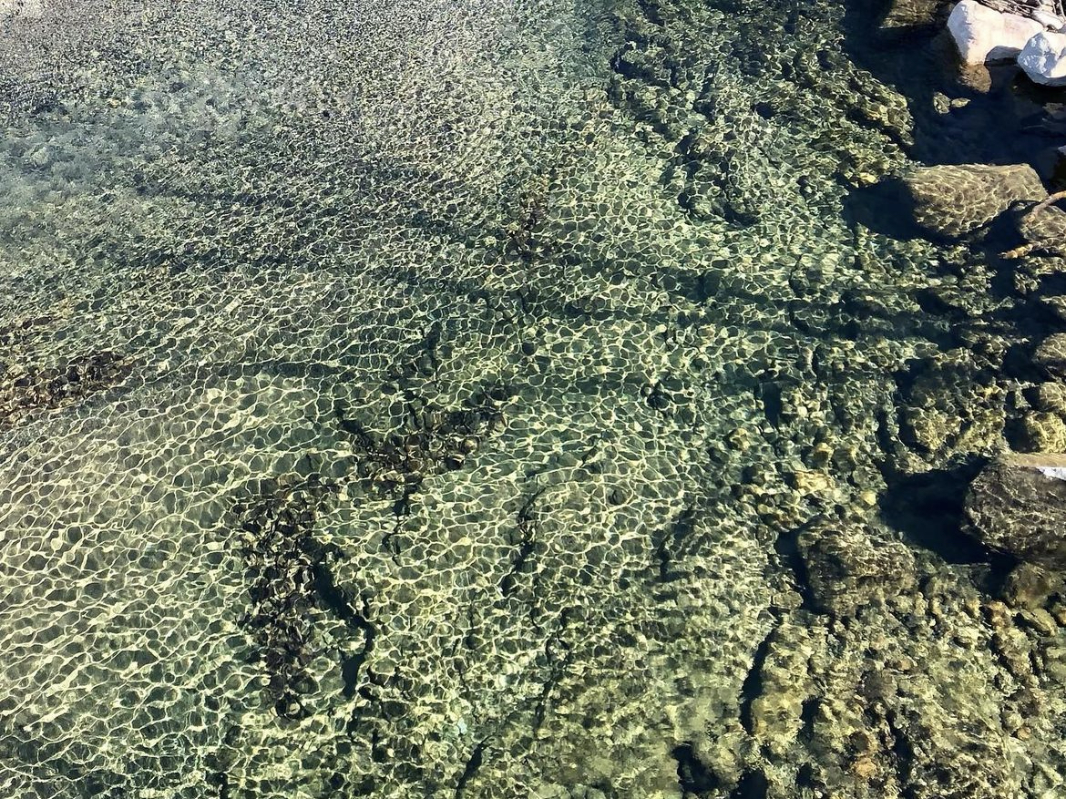 L'acqua cristallina del lago dei Gulli (pesci), lungo il torrente Erro.