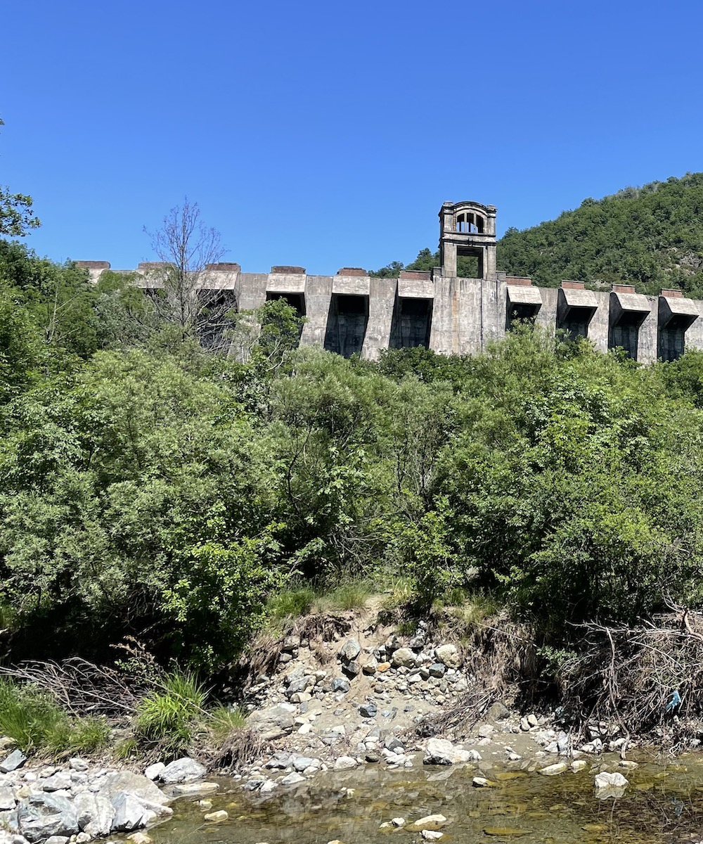 La diga principale di Molare, vista dal vecchio letto del fiume Orba.