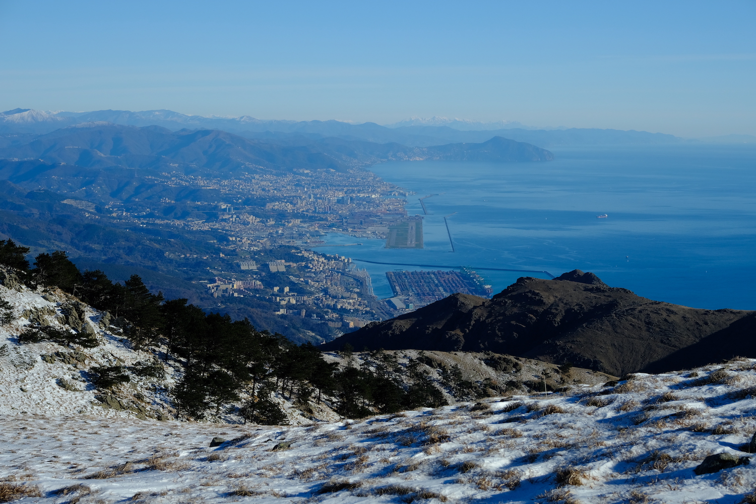 Il bellissimo scorcio di Genova dal Reixa in abito invernale.