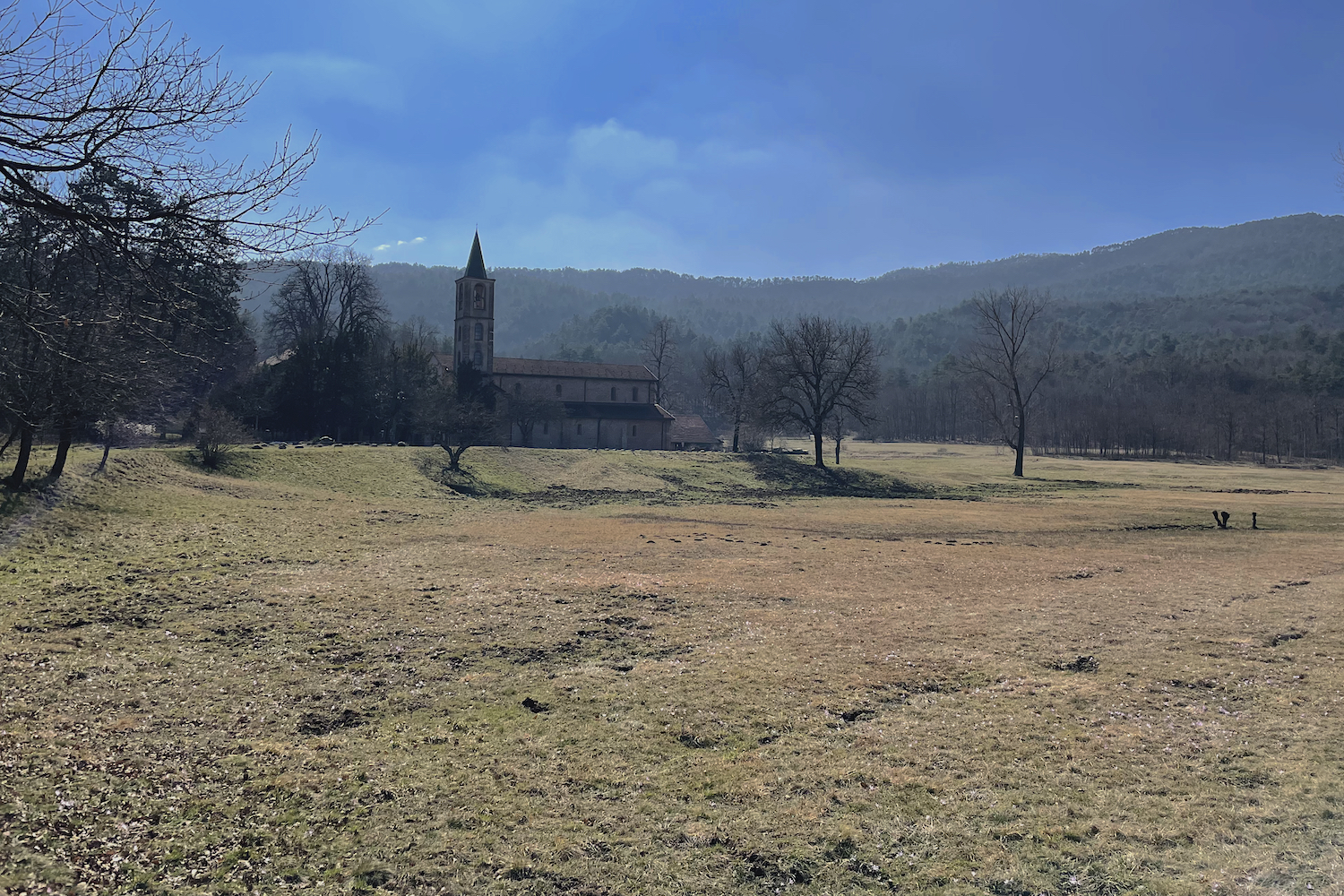 La piana, un tempo coltivata, che circonda l'antica abbazia.