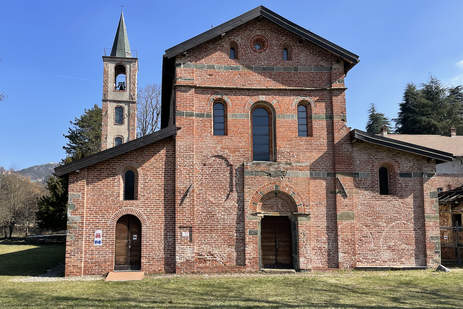 La facciata anteriore dell'abbazia, con il suo campanile nello sfondo.