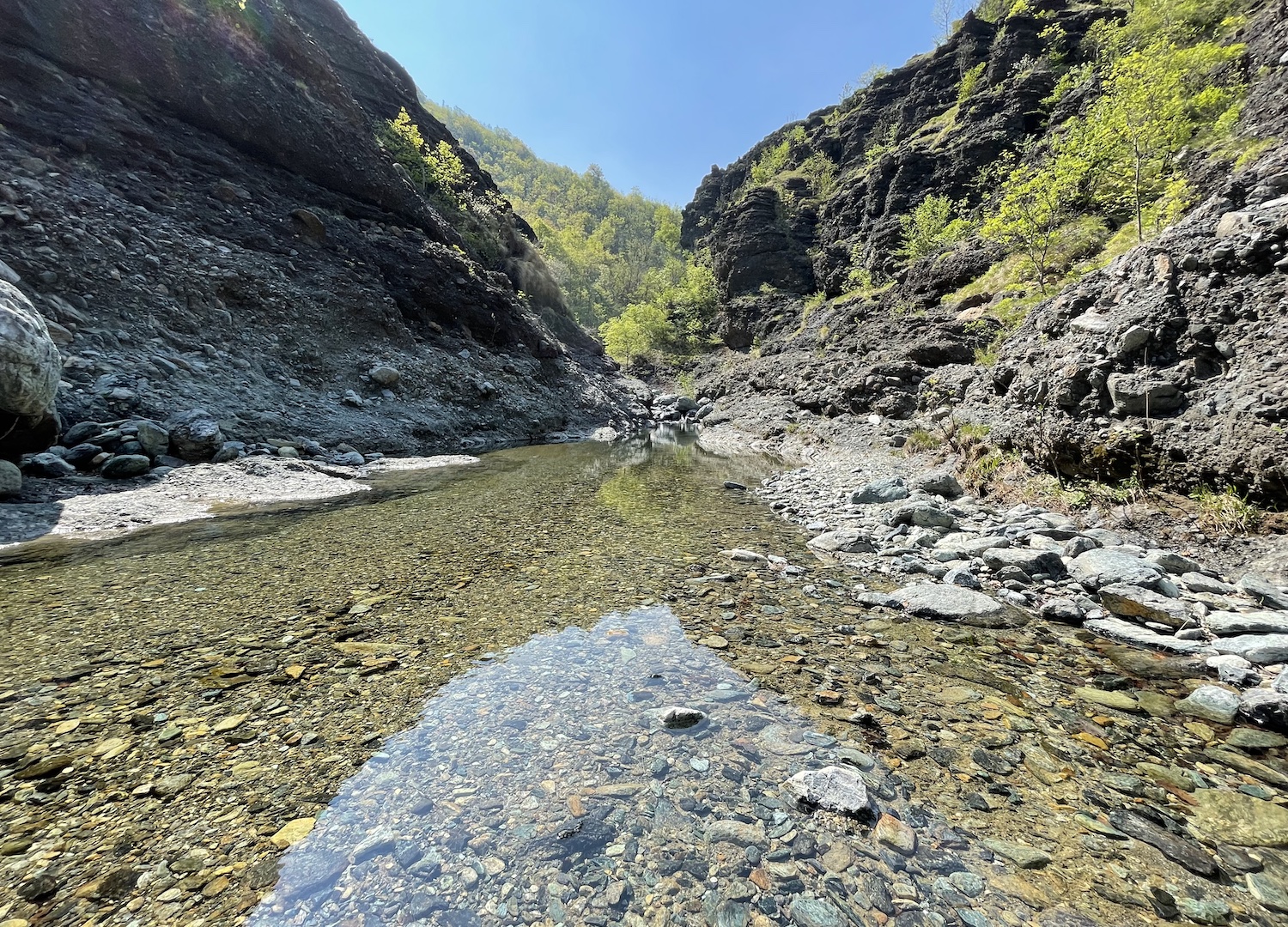 Nel fondo della gola scavata nei millenni dal rio Gargassa.