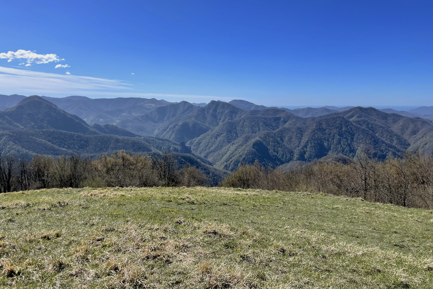 La vista sulla val Vobbia ed il castello della Pietra dall'alpe di Cassissa.