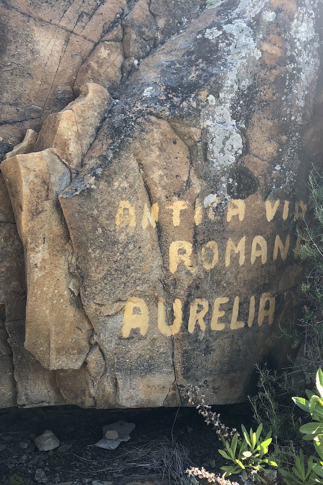 L'antica via romana Aurelia passava proprio da questo punto delle rocche di Sant'Anna.