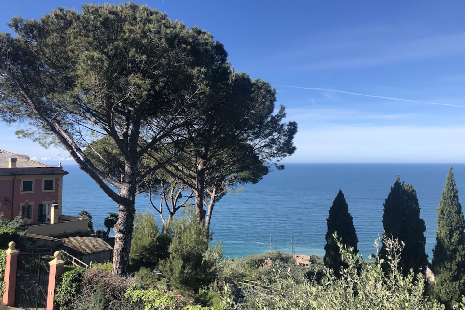 Liguria: il mare, una casa color pastello e la macchia mediterranea. 