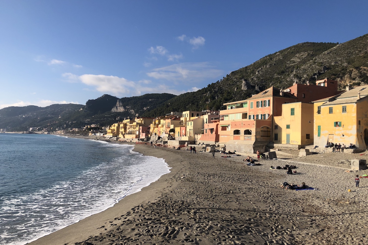 La famosa spiaggia di Varigotti, meta ambita dal turismo estivo.