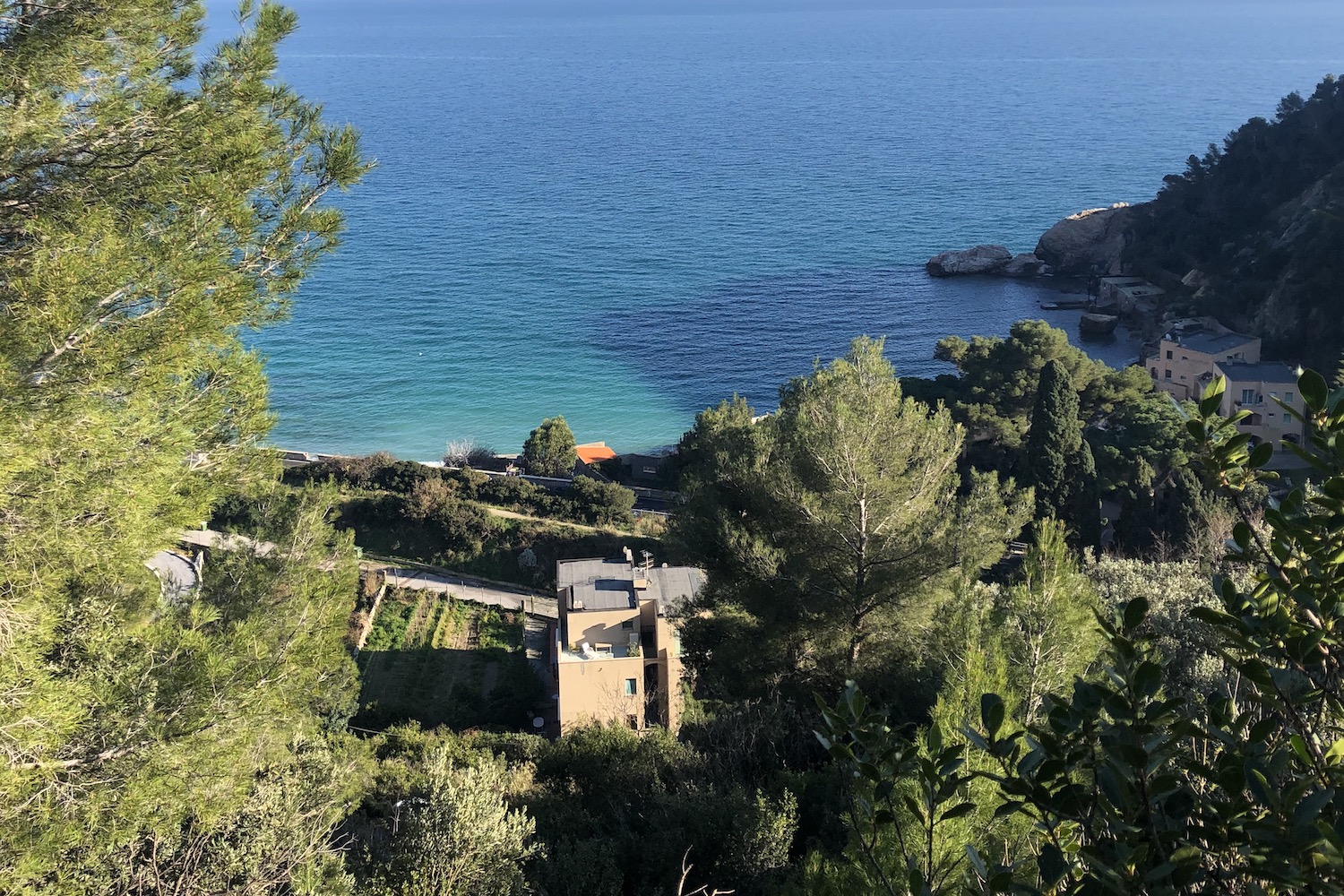 Alla fine della scalinata di pietra iniziale si apriranno panorami e scorci che difficilmente dimenticherete.