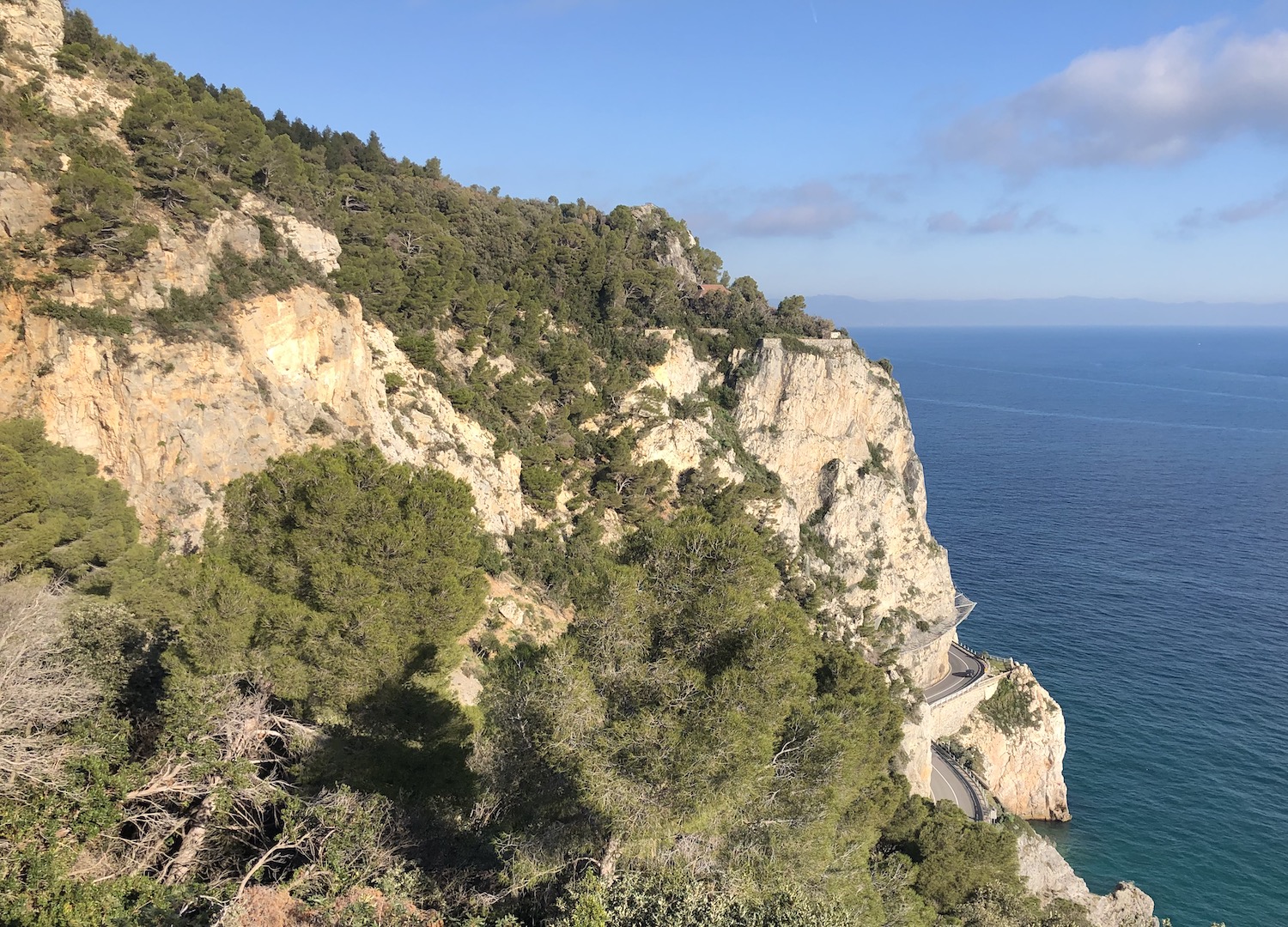 La falesia della spiaggia del Malpasso.