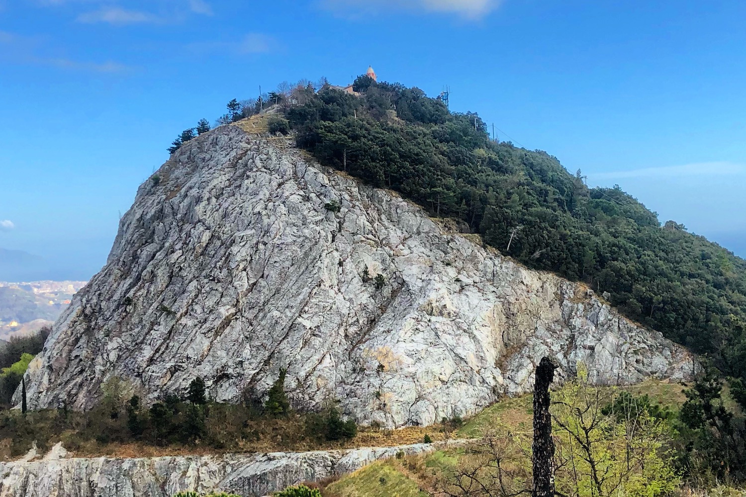 Il monte Gazzo, sulla cui cima si trova l'omonimo santuario, 