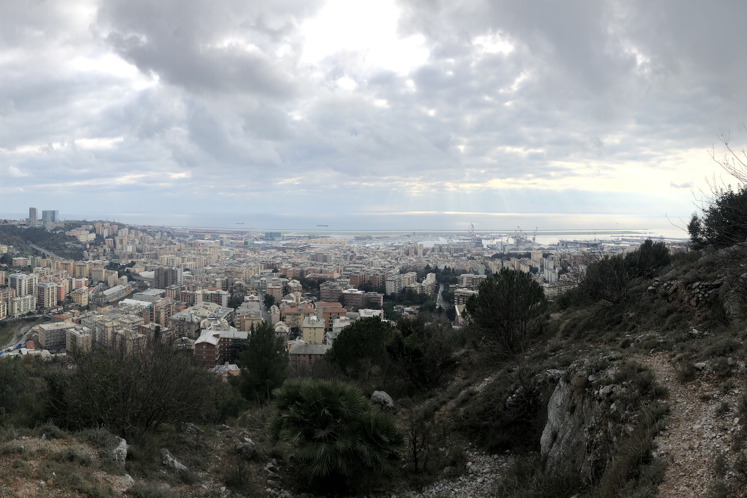 Vista sul quartiere di Sestri Ponente, prima di accedere alla direttissima per il monte Gazzo che passa nella zona delle cave.