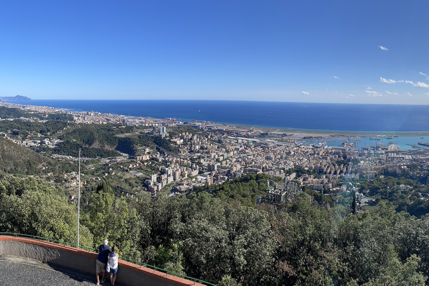 Vista sul quartiere di Genova dal santuario del monte Gazzo.