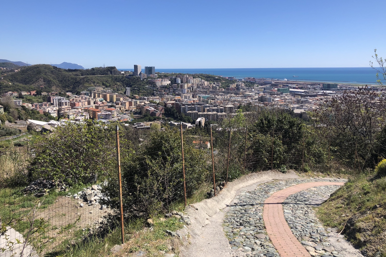 Vista di Genova dalle colline che portano al monte Gazzo.