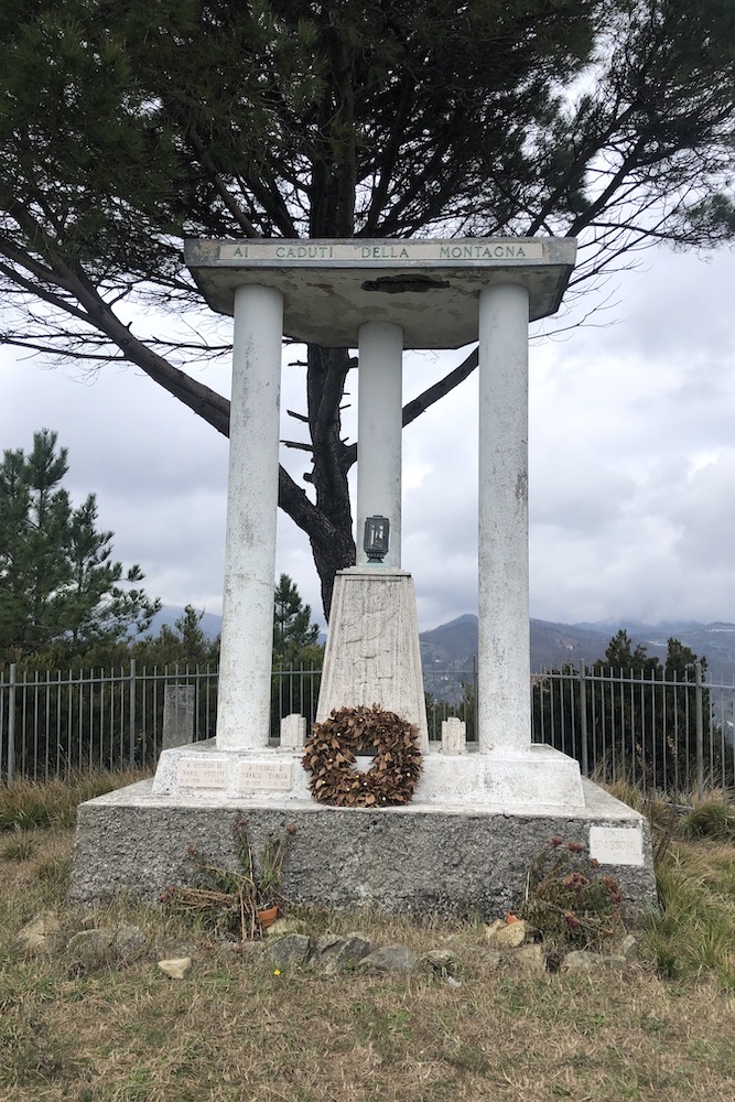 Il ceppo Ucam, dedicato ai caduti della montagna.