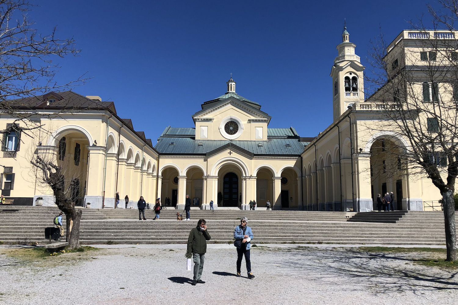 Il piazzale del santuario della Madonna della Guardia, in cima al monte Figogna.