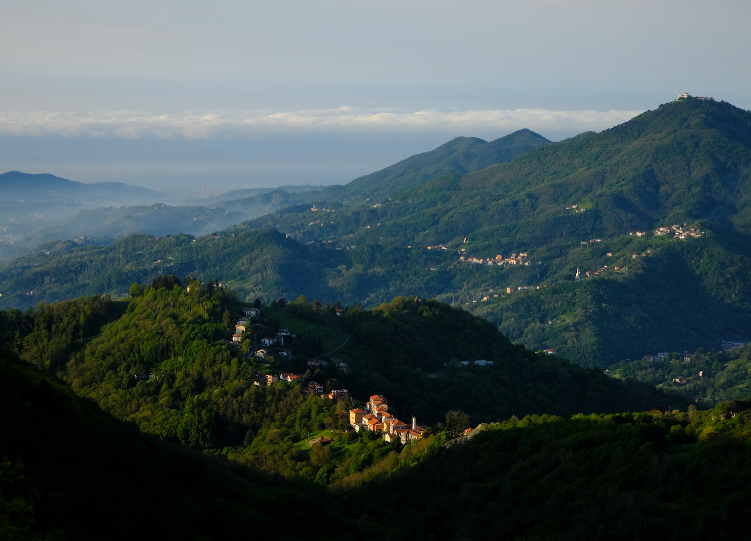 Panorama che spazia da Pietralavezzara alla Guardia, a Genova.