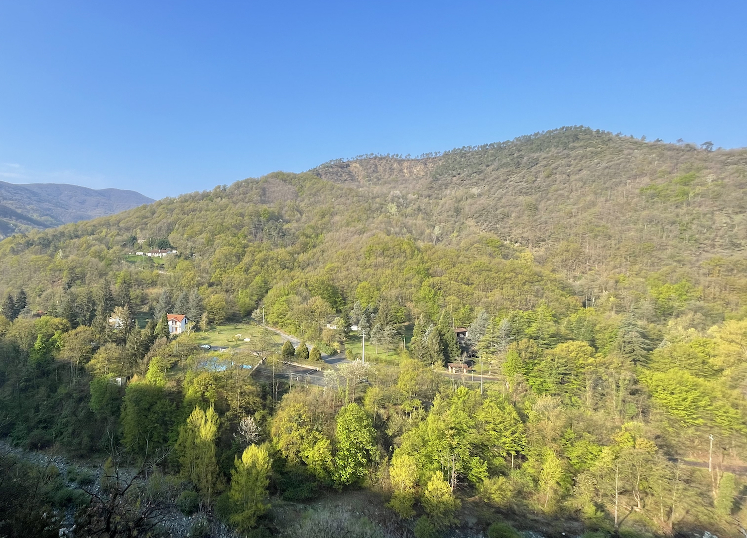 Villaggio Primavera (in primavera), di fianco al torrente Piota.