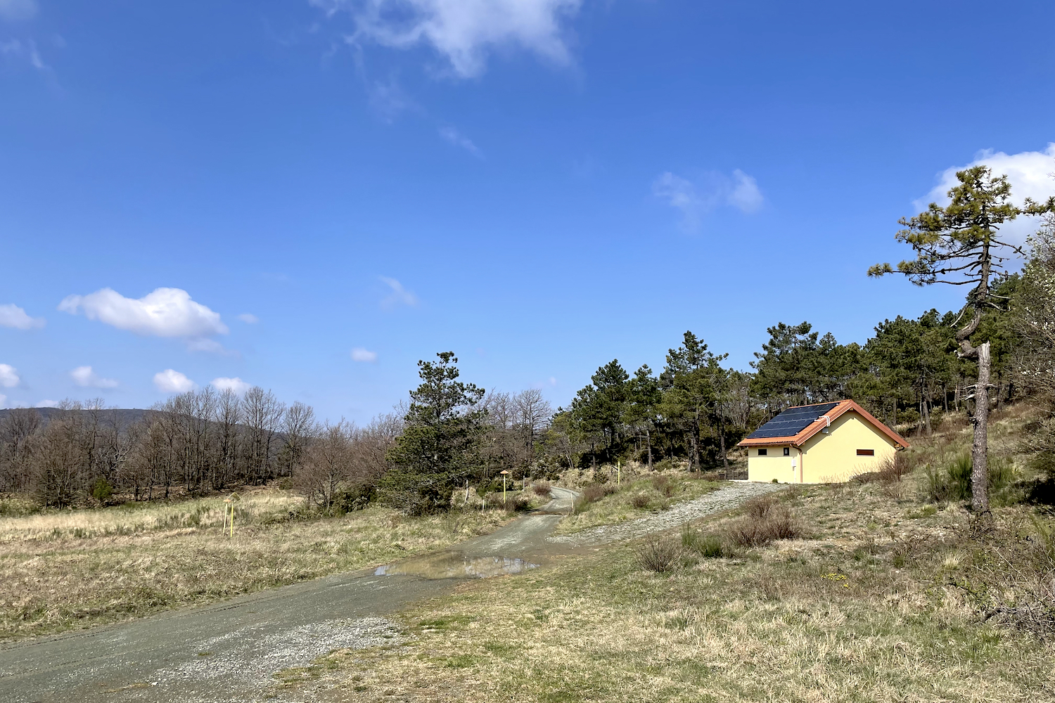 Uno spiazzo pianeggiante e aperto lungo l'antica via verso le Capanne di Marcarolo.