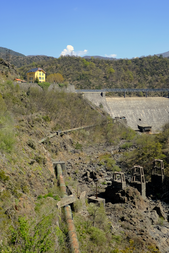 La diga principale dei laghi della Lavagnina, e la sua condotta forzata.