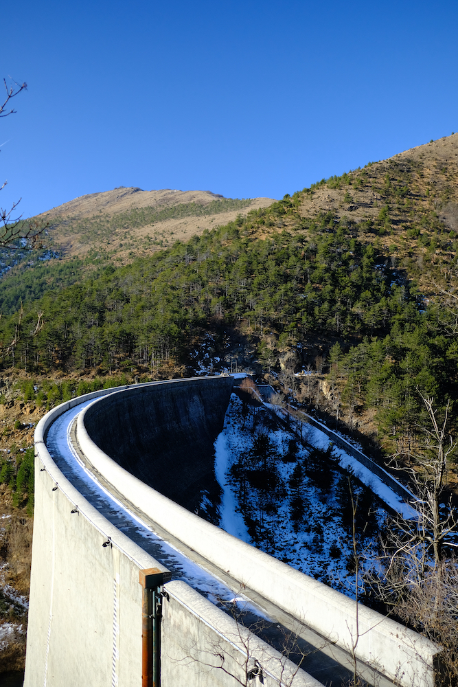 Il camminamento della diga di Badana.