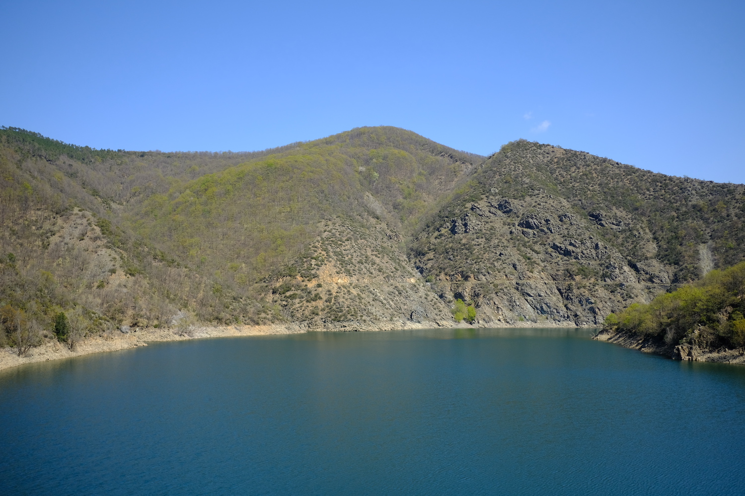 Lo scenografico e silenzioso lago Inferiore della Lavagnina.