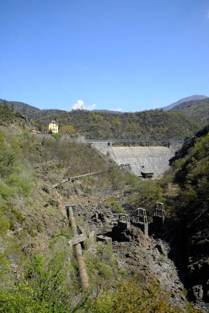 La diga del lago Inferiore della Lavagnina e la casa del guardiano.