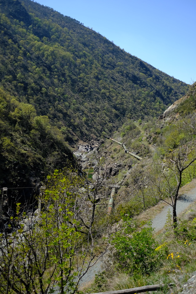 La condotta forzata che costeggia la strada che porta alla diga.