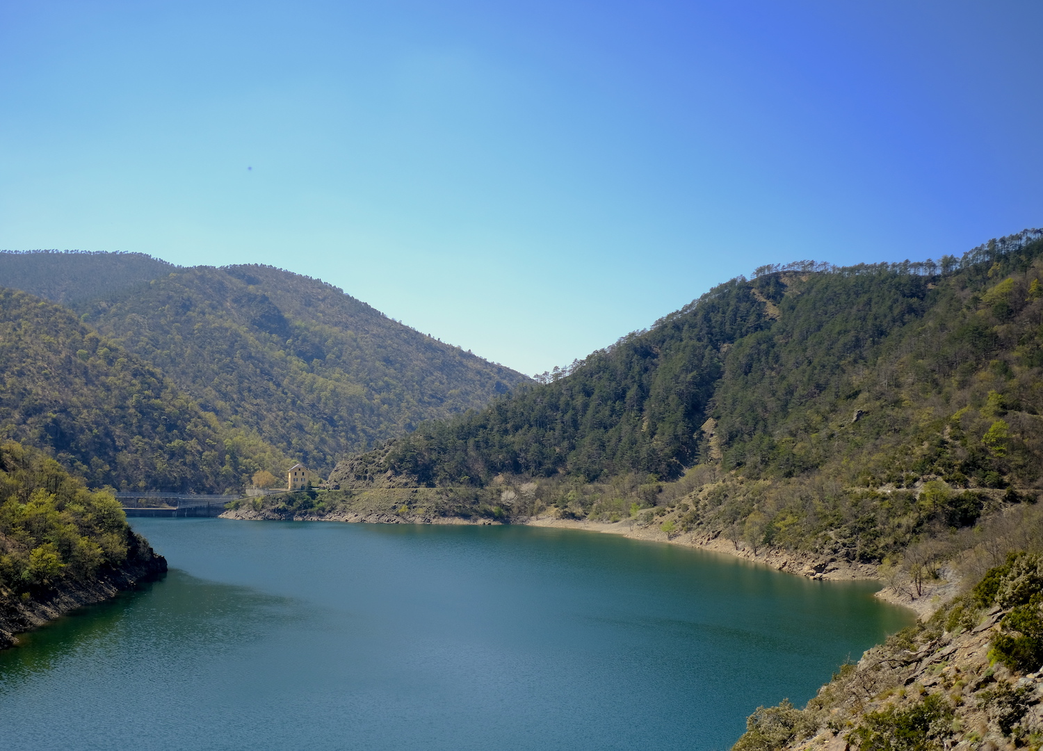 Il lago Inferiore della Lavagnina visto dal sentiero natura.