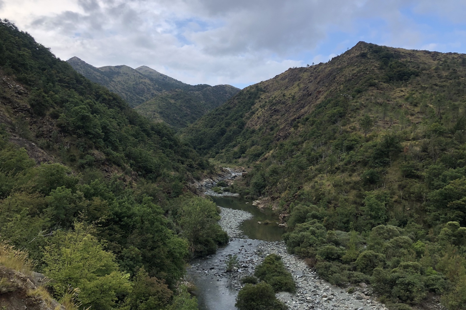 Il torrente Gorzente. Seguendo il suo corso si raggiunge il valico degli Eremiti e la zona del monte Tugello.