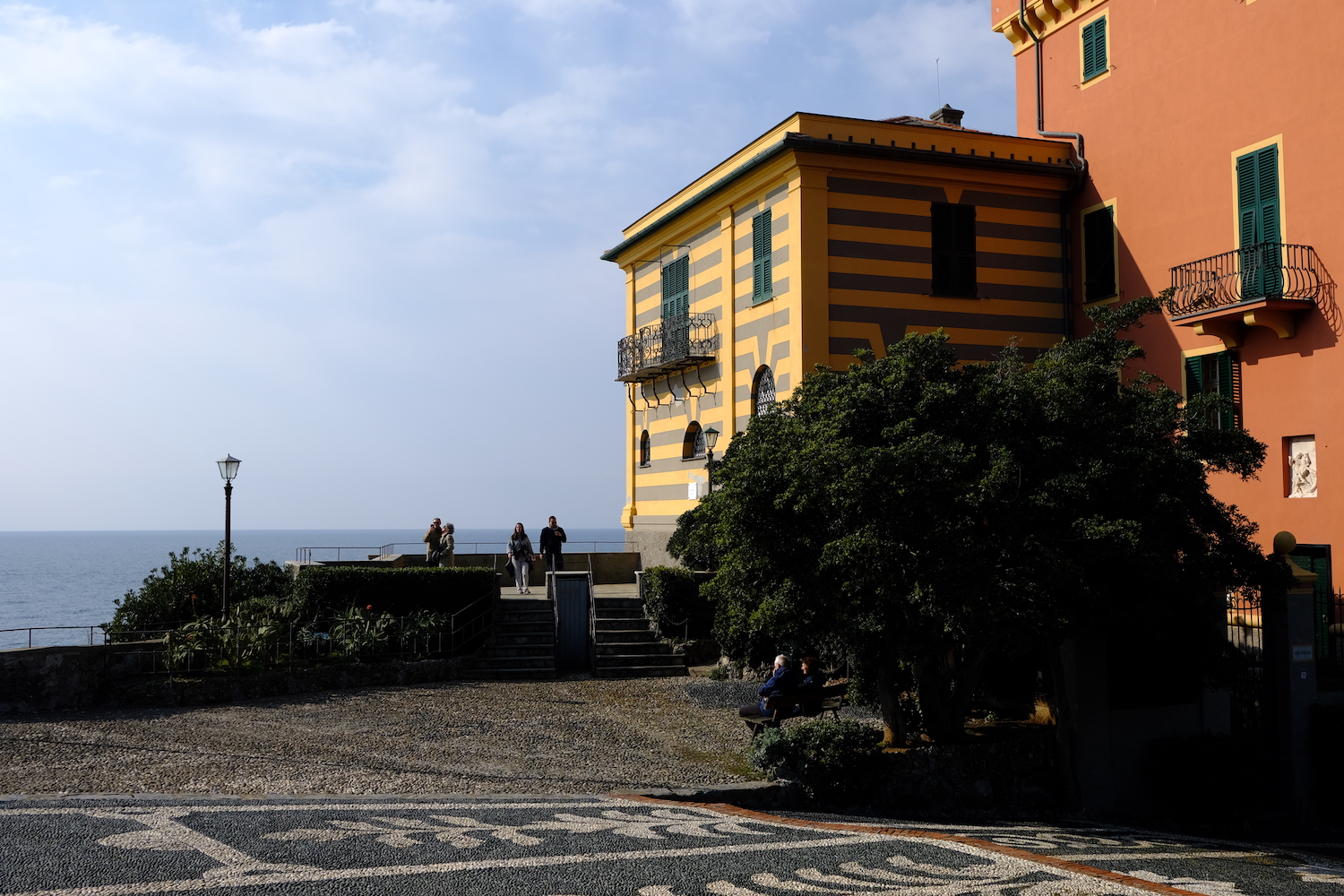 La piazza antistante la chiesa di San Giorgio a Portofino.