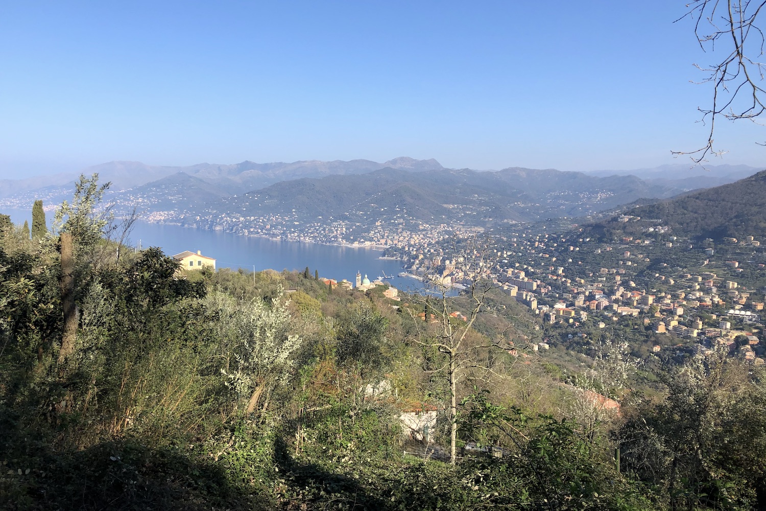 Camogli ed il mare visti dal Kulm, hotel storico che sogna il rilancio.