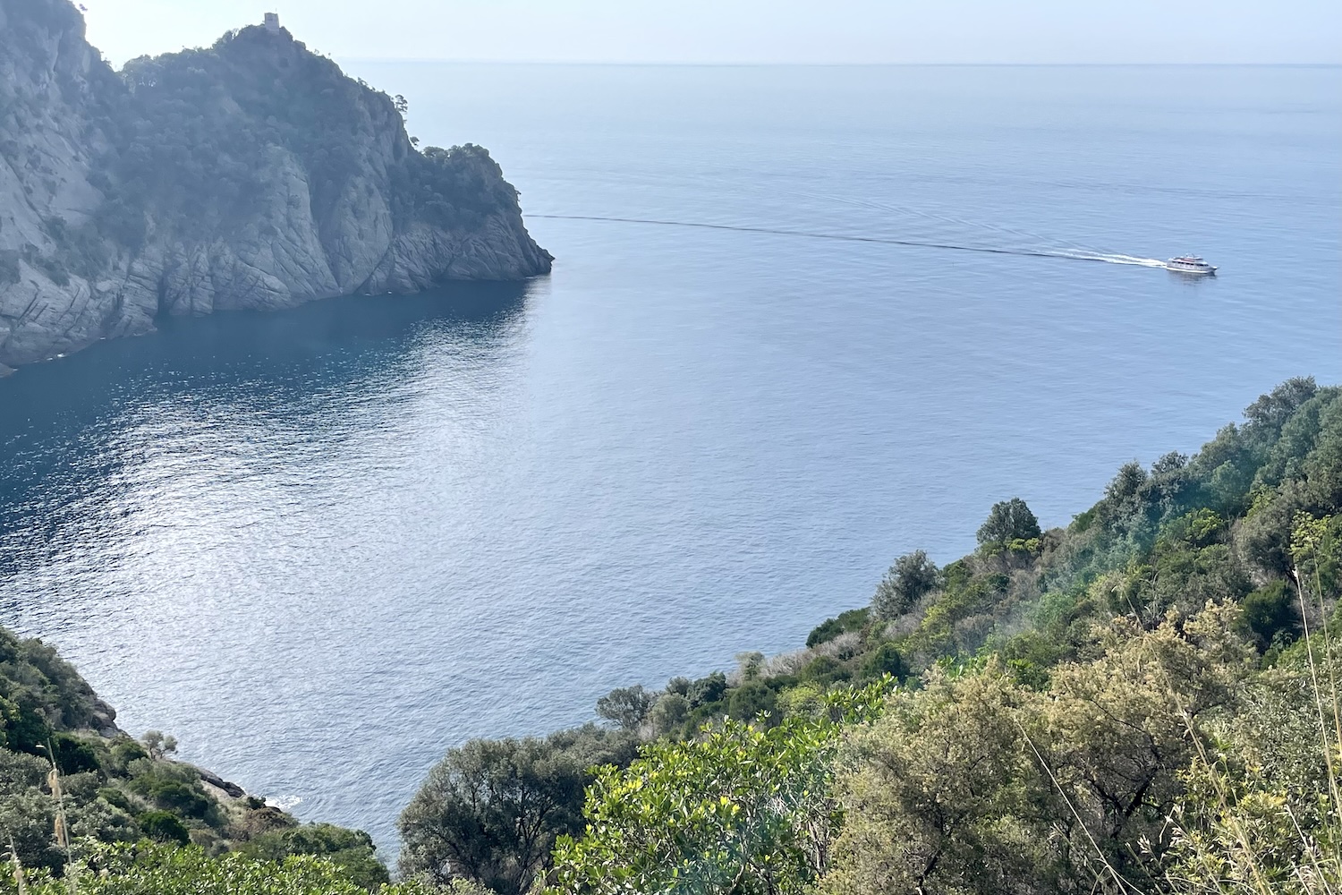 L'azzurro della riserva integrale di Cala dell'Oro risplende in tutta la sua bellezza.