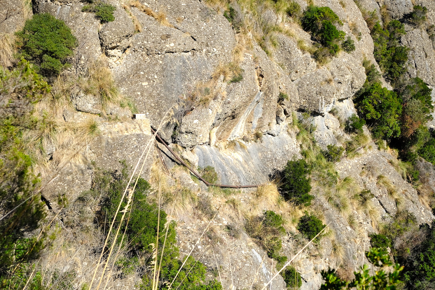 La parte più difficile (ed affascinante) del percorso attraversa una zona molto impervia, ricca di strapiombi.