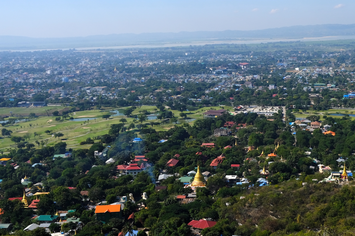 Scorcio di parte della città dalla collina di Kuthodaw.