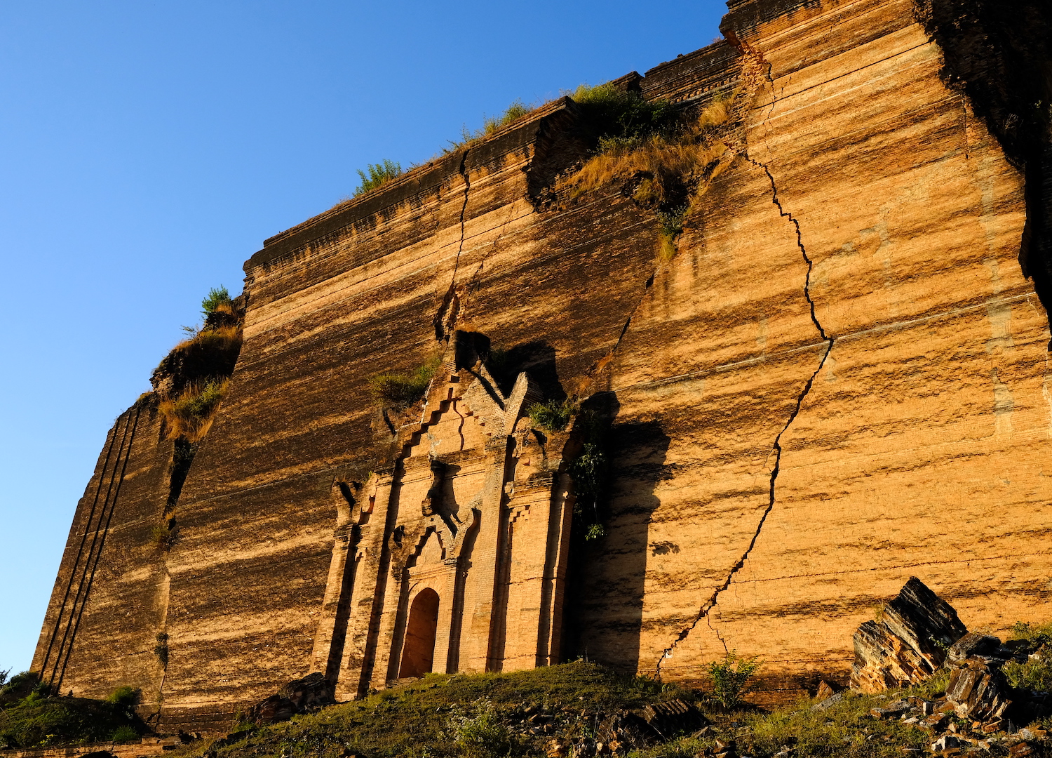 Le rovine dell'incompiuto tempio di Mingun, che sarebbe diventato il più grande stupa del pianeta.