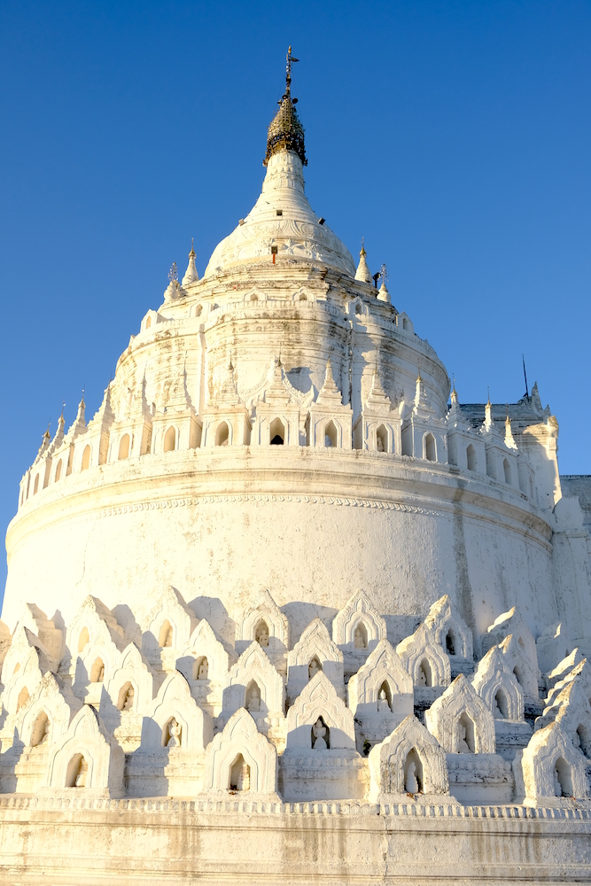 Lo stupa del tempio bianco di Hsinbyume al tramonto.