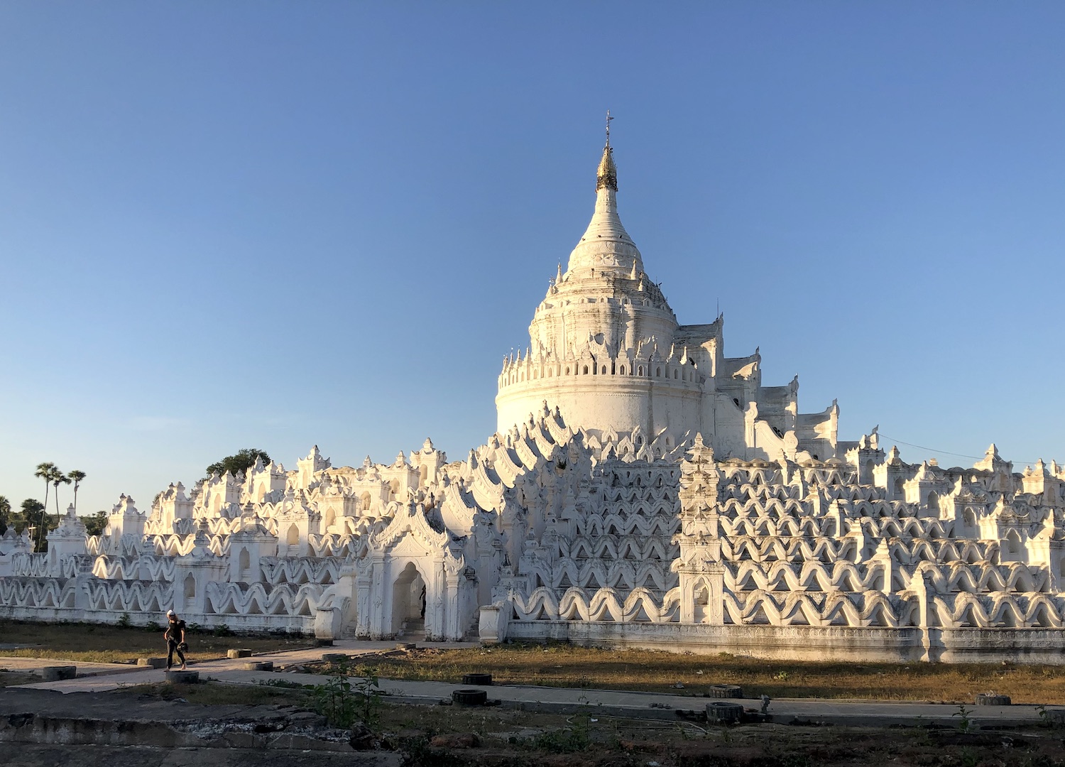 Il tempio intonacato di Hsinbyume ricorda il mitico monte Semeru, la montagna al centro del cosmo buddista.