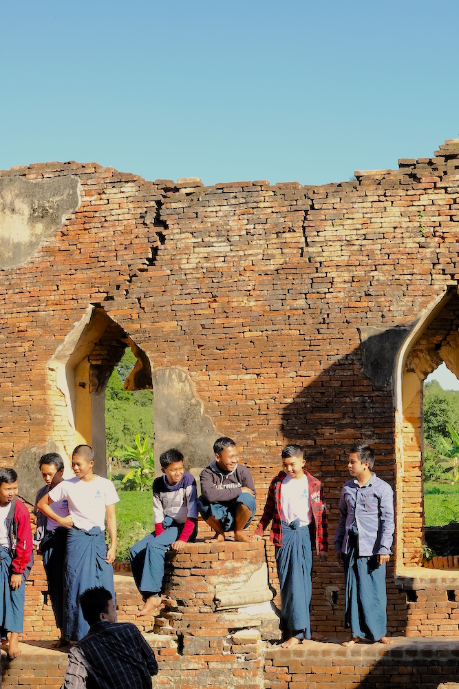 Bambini tra le rovine dell'antica Ava, ultima capitale del regno birmano.